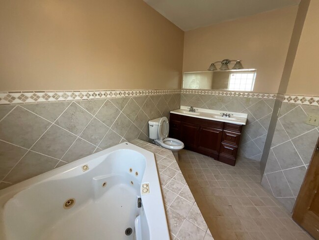 Building Photo - 3 bedroom 2 bath with bonus Office space