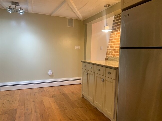 Building Photo - 10 Salem St Ave