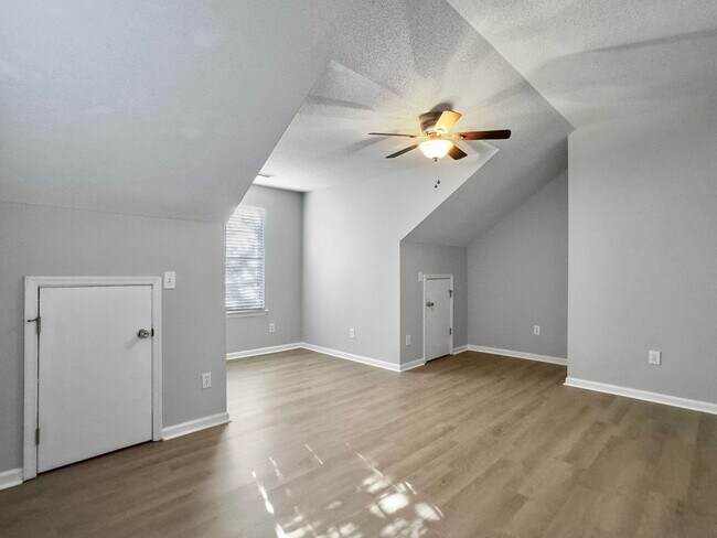 Building Photo - 4080 Laurelwood Dr