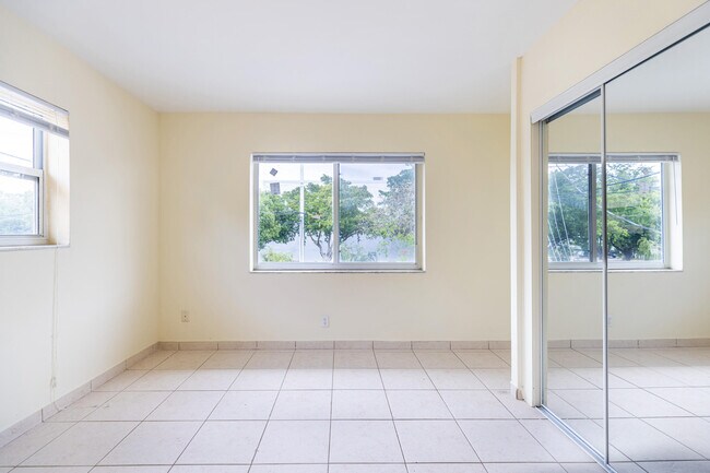 Building Photo - 361 SE 19th Ave