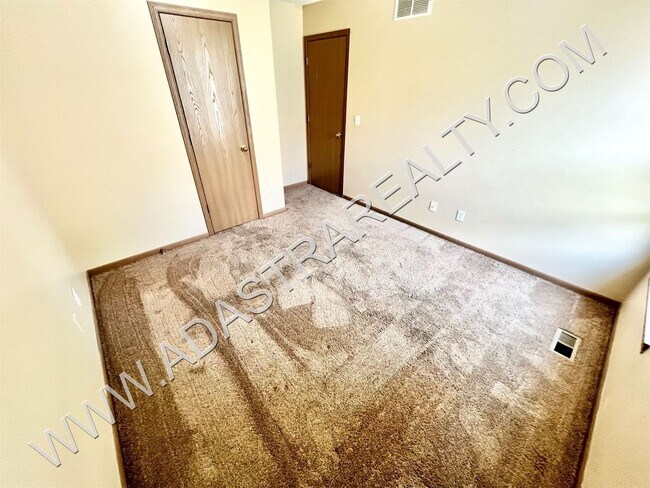 Building Photo - Spacious Gardner Duplex-Available in NOVEM...