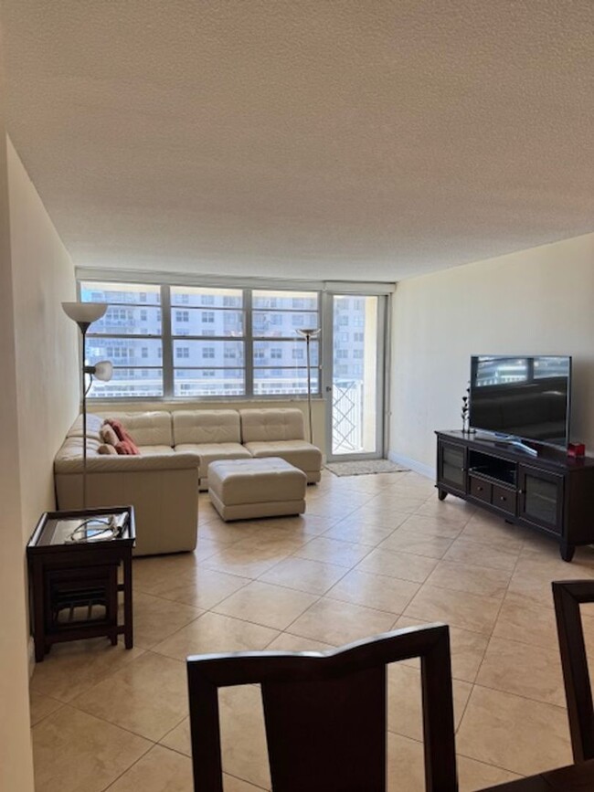 Building Photo - 2/2 SUNNY ISLES