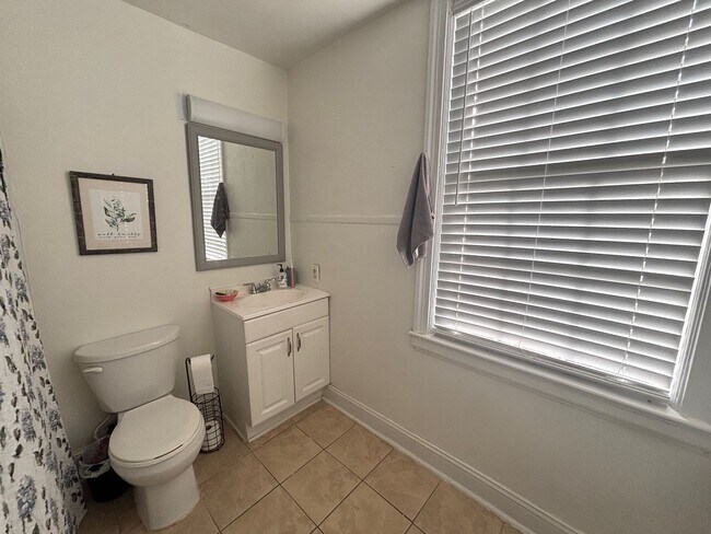 Building Photo - 1 Bedrom 1 Bath at Heathwood Court