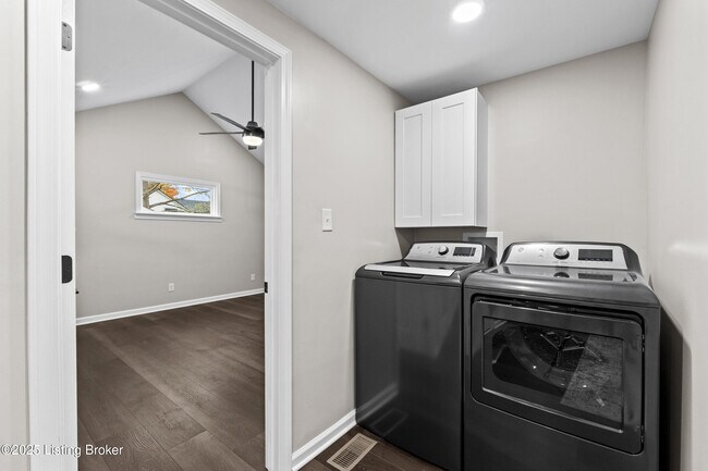 Building Photo - 1112 E Burnett Ave