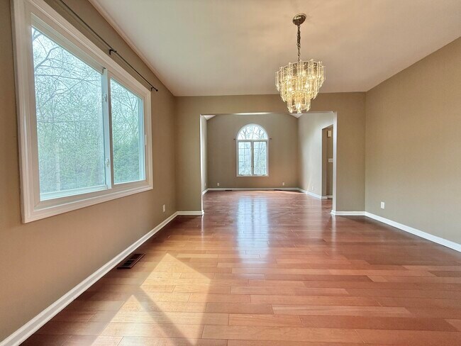 Building Photo - 2636 Shefman Terrace