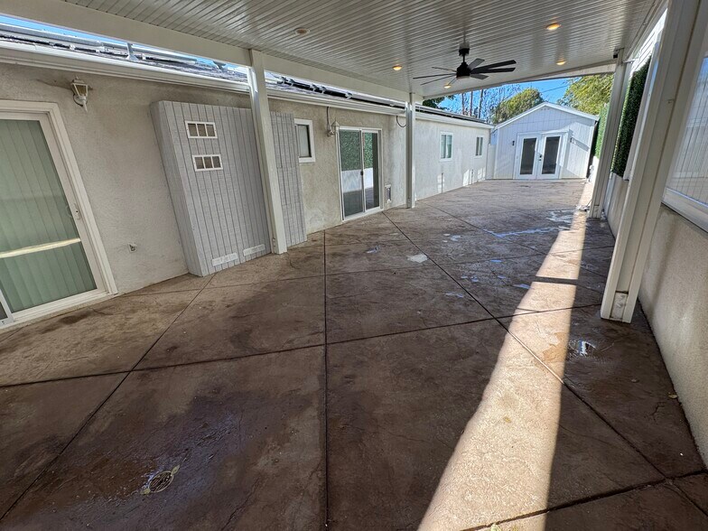 Building Photo - 1121 Calle Tulipan