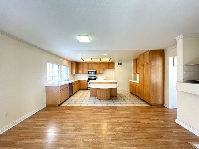 Building Photo - 4 bed, 2.5 bath located in Corona, CA!