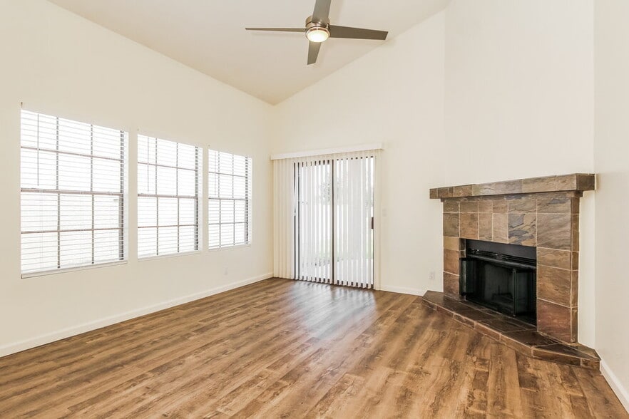 Building Photo - 921 S Val Vista Dr