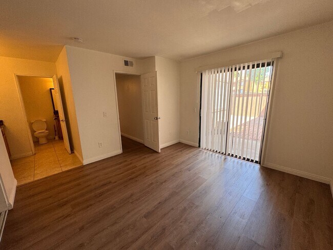 Building Photo - 2 Bedroom 1 Bathroom Condo Down Stairs Unit