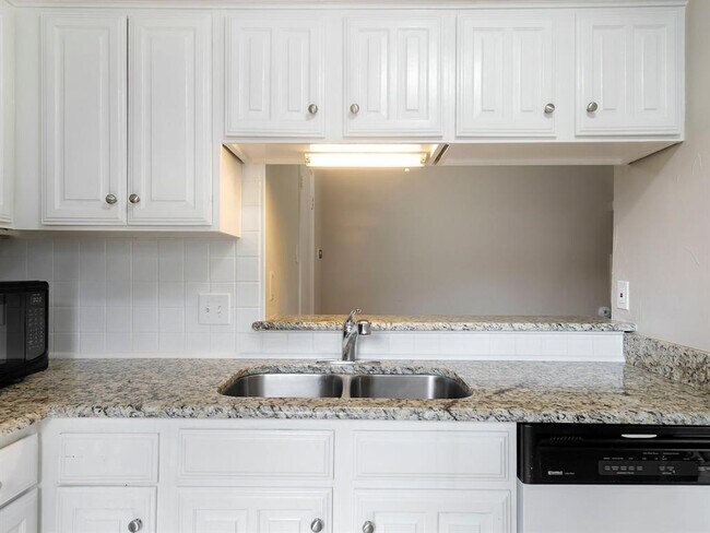 Building Photo - 333 Melrose Dr