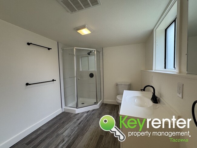 Building Photo - Fully Renovated 4-Bedroom Home with in Lak...
