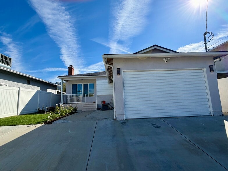 Building Photo - 10622 McVine Ave