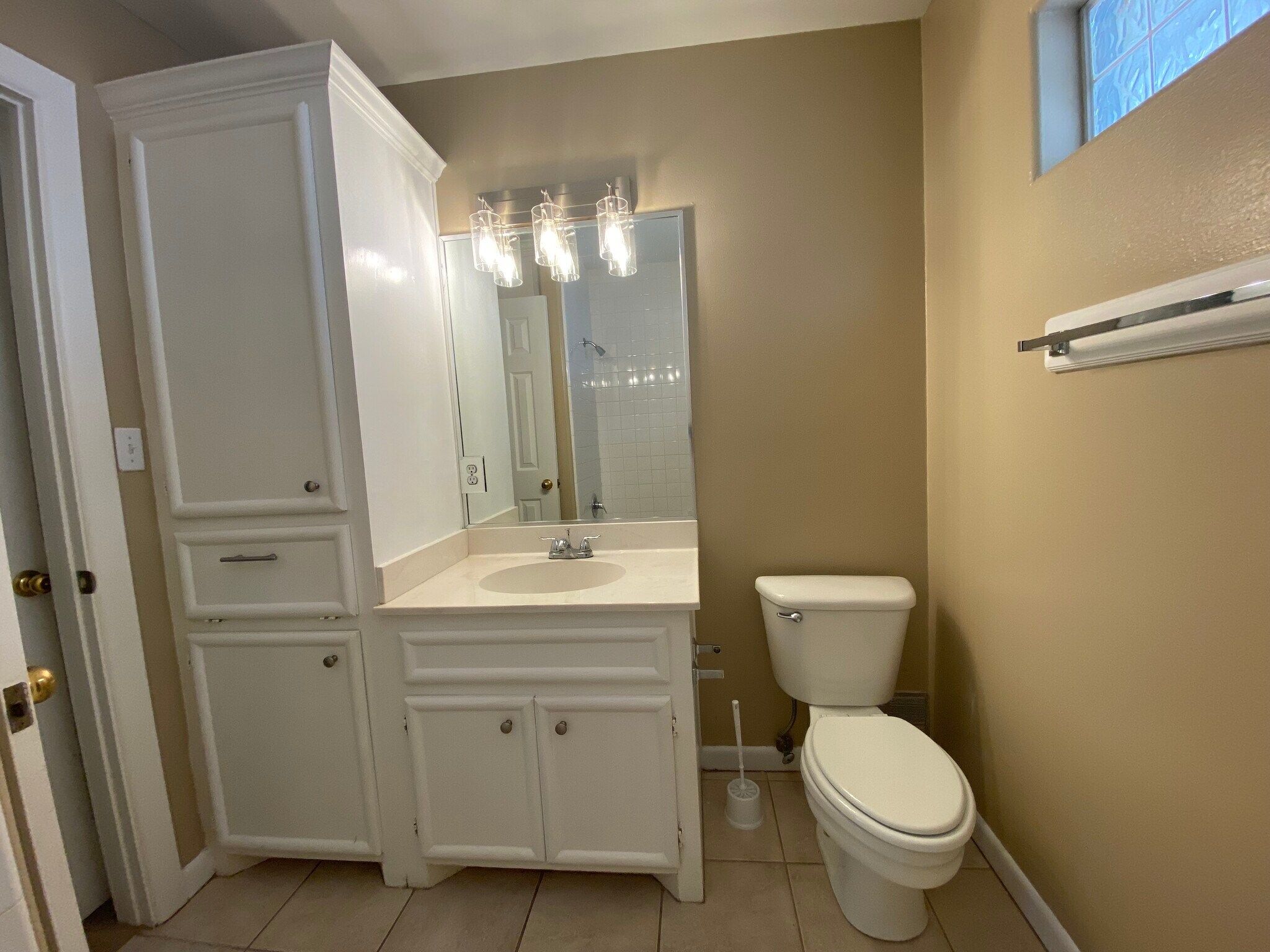 Building Photo - 1209 Swallow Ave