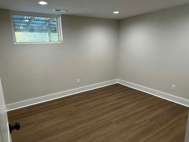 Building Photo - 2110 E Raccoon Valley Dr