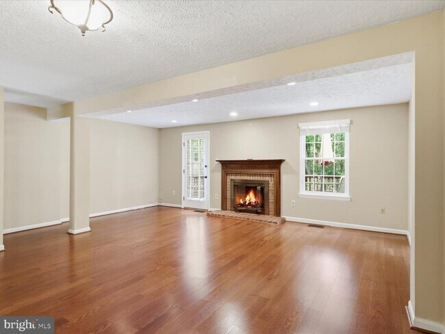 Building Photo - 1563 Autumn Ridge Cir