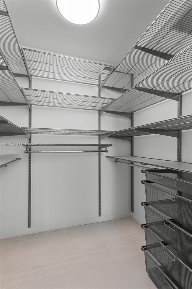 Building Photo - 1000 Brickell Plaza