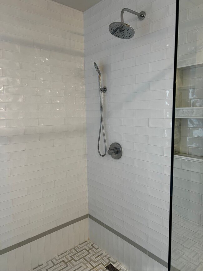 Building Photo - UNFURNISHED Beautiful Large Home Available Now on North Walnut in Fayetteville !!