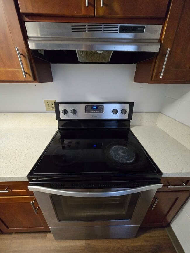 Building Photo - Upgraded 1 Bedroom, 1 Bath, 1 Parking, Con...