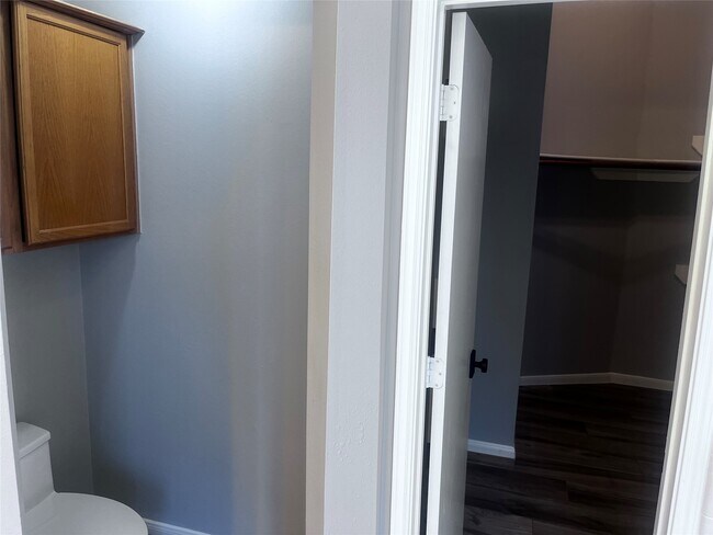 Building Photo - 1810 Village Ct Ln