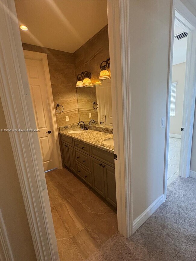 Building Photo - 819 E 26th St