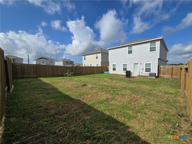 Building Photo - 761 Greenway Trl