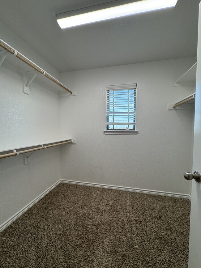 Building Photo - 7611 Stonehollow