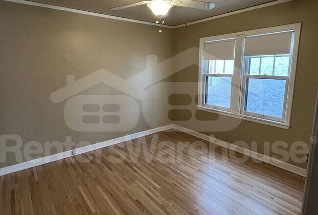 Building Photo - 2 Bed/1 Bath Upper Duplex in Minneapolis