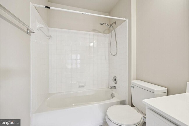 Building Photo - 2880 Myrtlewood Dr