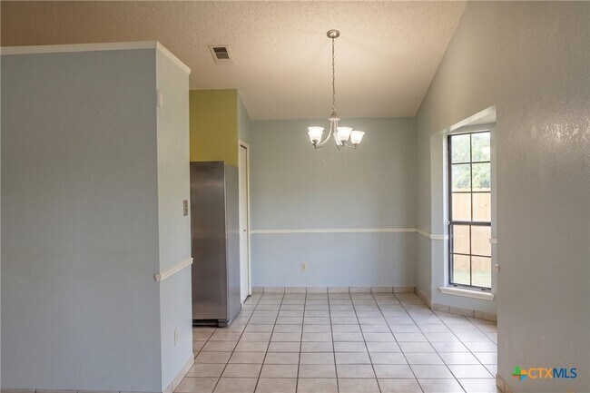 Building Photo - 2404 Fieldstone Dr