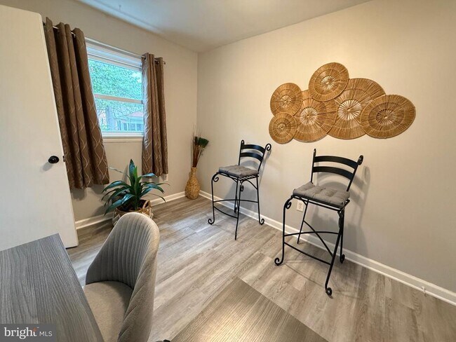 Building Photo - 2208 Vermont Ave