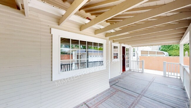 Building Photo - Charming 4-Bedroom Home in Wilshire Park HPOZ – Private Decks, Backyard & Garage!