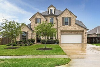 Building Photo - 729 Maplewood Dr