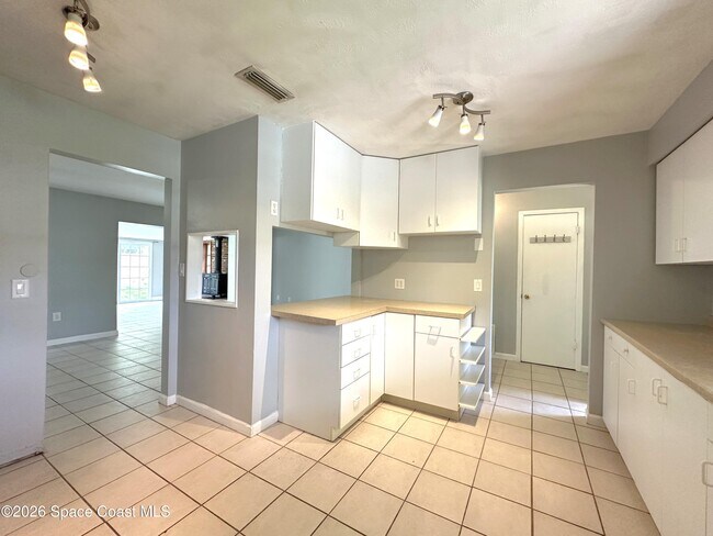 Building Photo - 1082 Madrid Rd