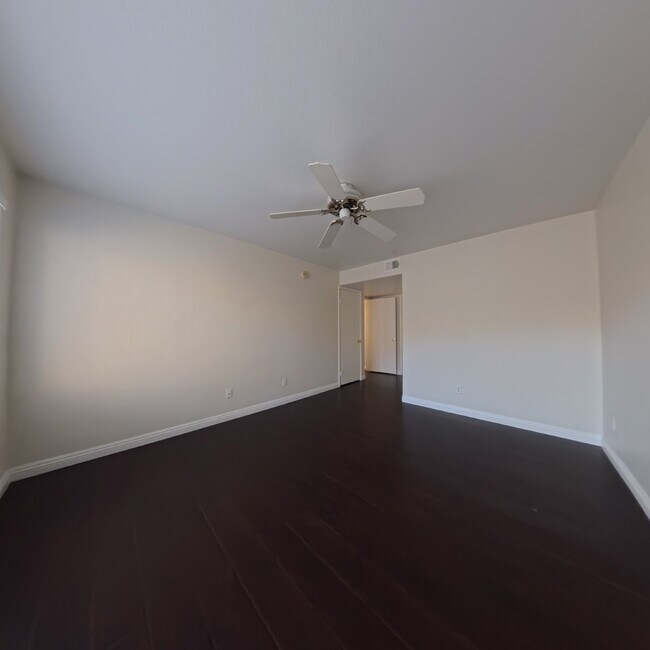 Building Photo - 3 Bedroom | 2nd Floor | Laminate Floors | Gated Community