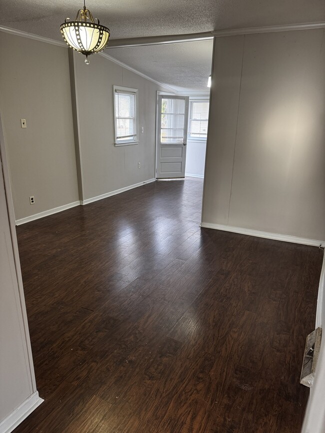 Building Photo - 512 S Zion St