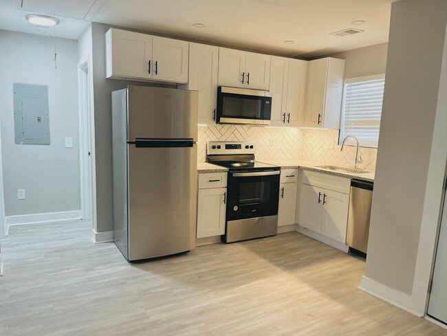 Building Photo - Renovated 1 Bedroom Apartment Home