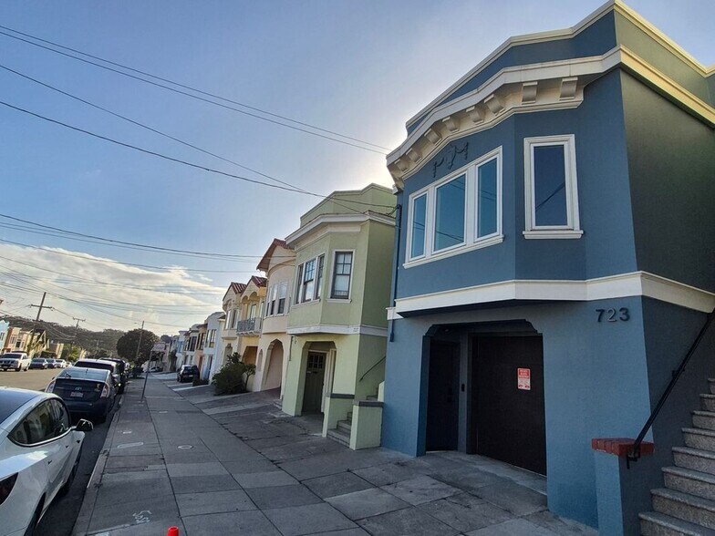 Building Photo - 723 38th Ave