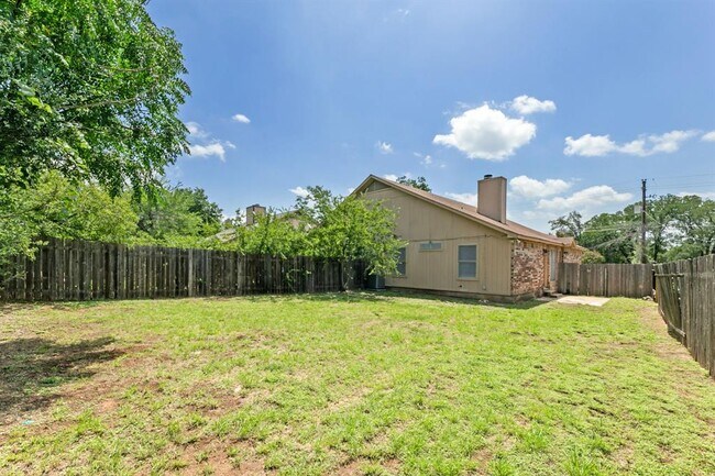 Building Photo - 6002 Parkwood Dr