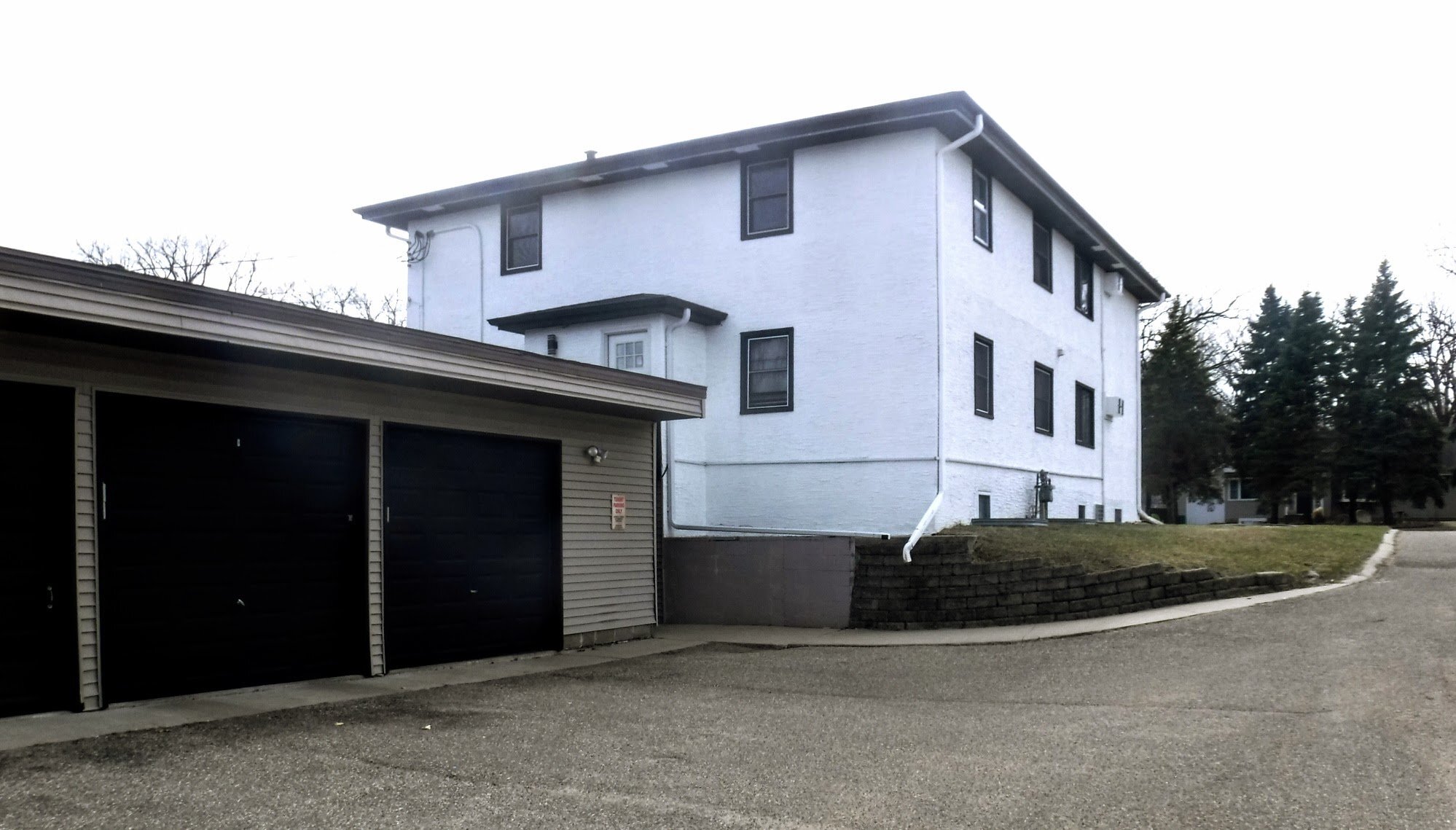 Building Photo - 2081 Hillview Rd