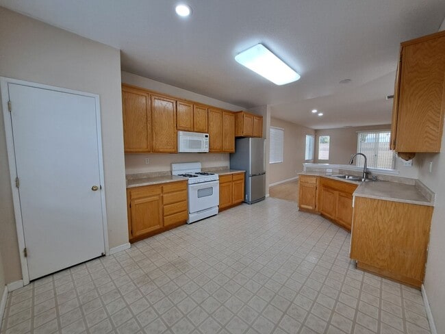 Building Photo - Expansive 3 bedroom/2.5 Bath Home in Corde...