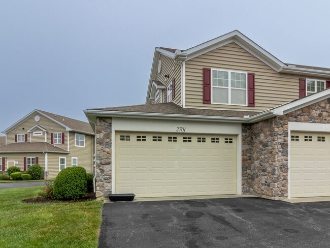 Building Photo - YEAR-ROUND - UNFURNISHED - CONDO  - WOODS ...