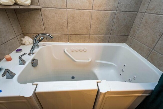Building Photo - 3 Bedroom Home In South Pointe Subdivision...