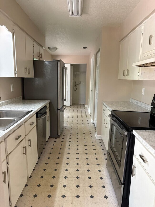 Building Photo - Section 8 Accepted on This home! TEMPROARY...