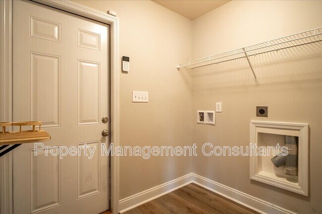 Building Photo - 108 Oak Shade Dr