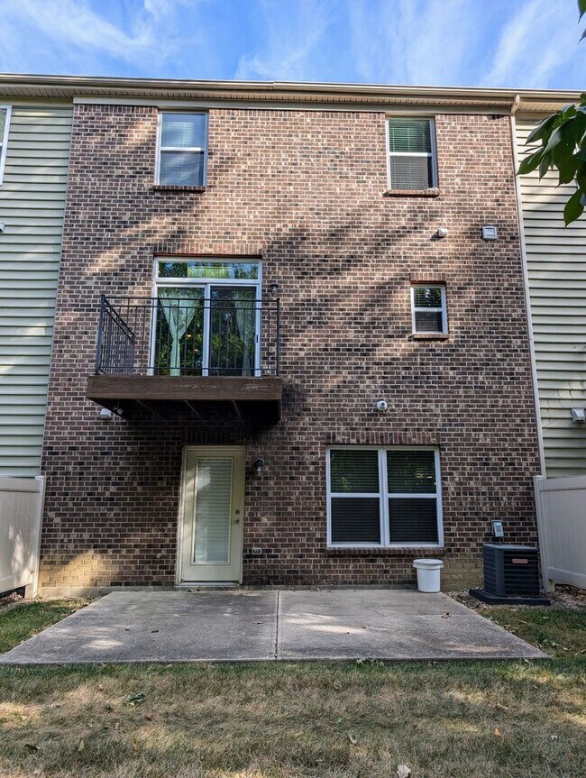 Building Photo - AVAILABLE NOW! Luxurious and Modern 3-4 Bedroom / 3.5 Bath Townhome in the Twin Lakes Community!