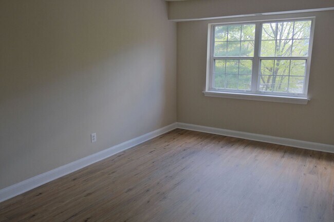 Building Photo - Beautiful corner unit in a secure, all-brick, pet-friendly building