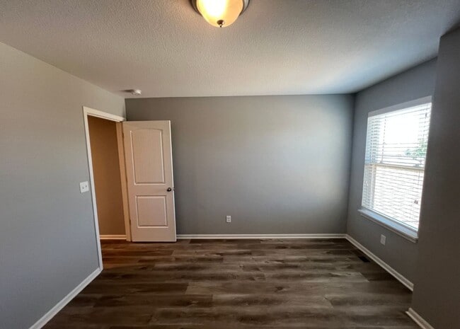 Building Photo - Charming 2 Bedroom, 2.5 Bath Townhome with...
