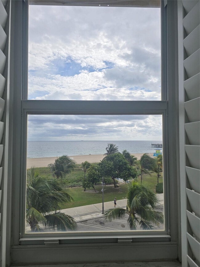 Building Photo - 328 N Ocean Blvd