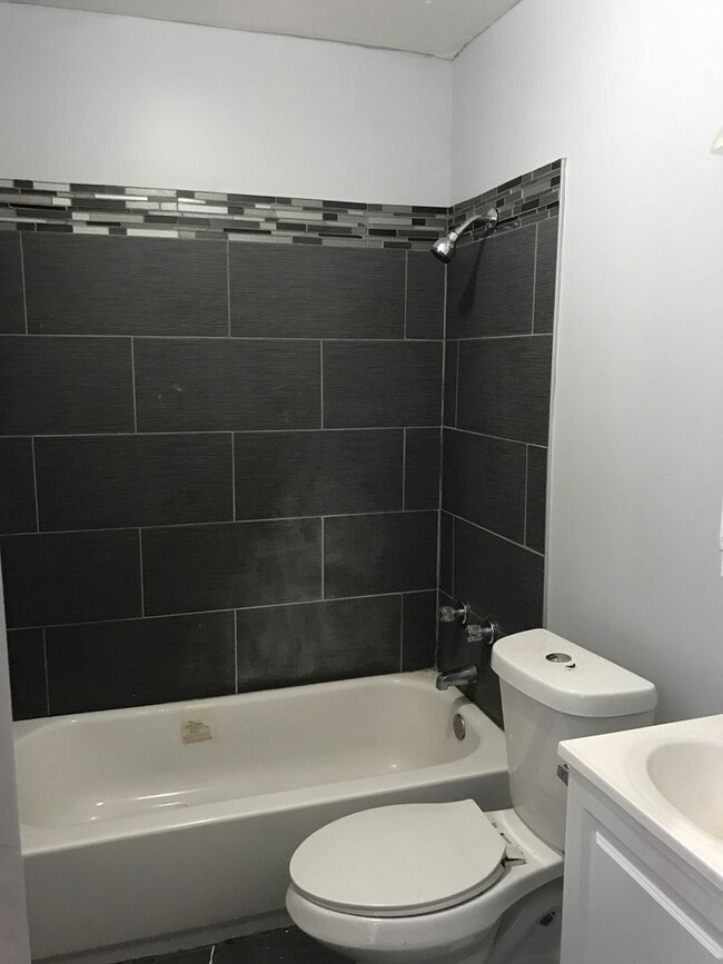 Building Photo - Nice 3 Bedroom