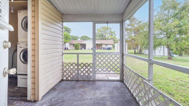 Building Photo - 604 Roselyn Ave